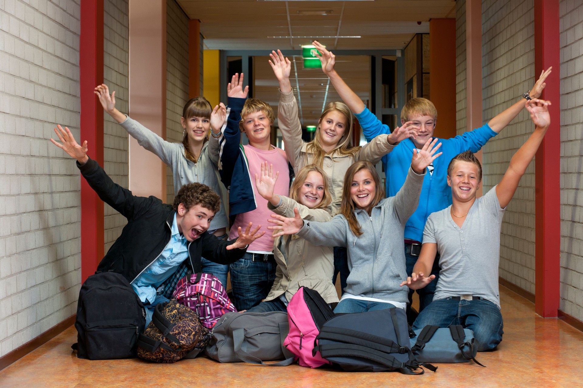 Klassenfoto von jubeln high-school-Schüler im Flur
