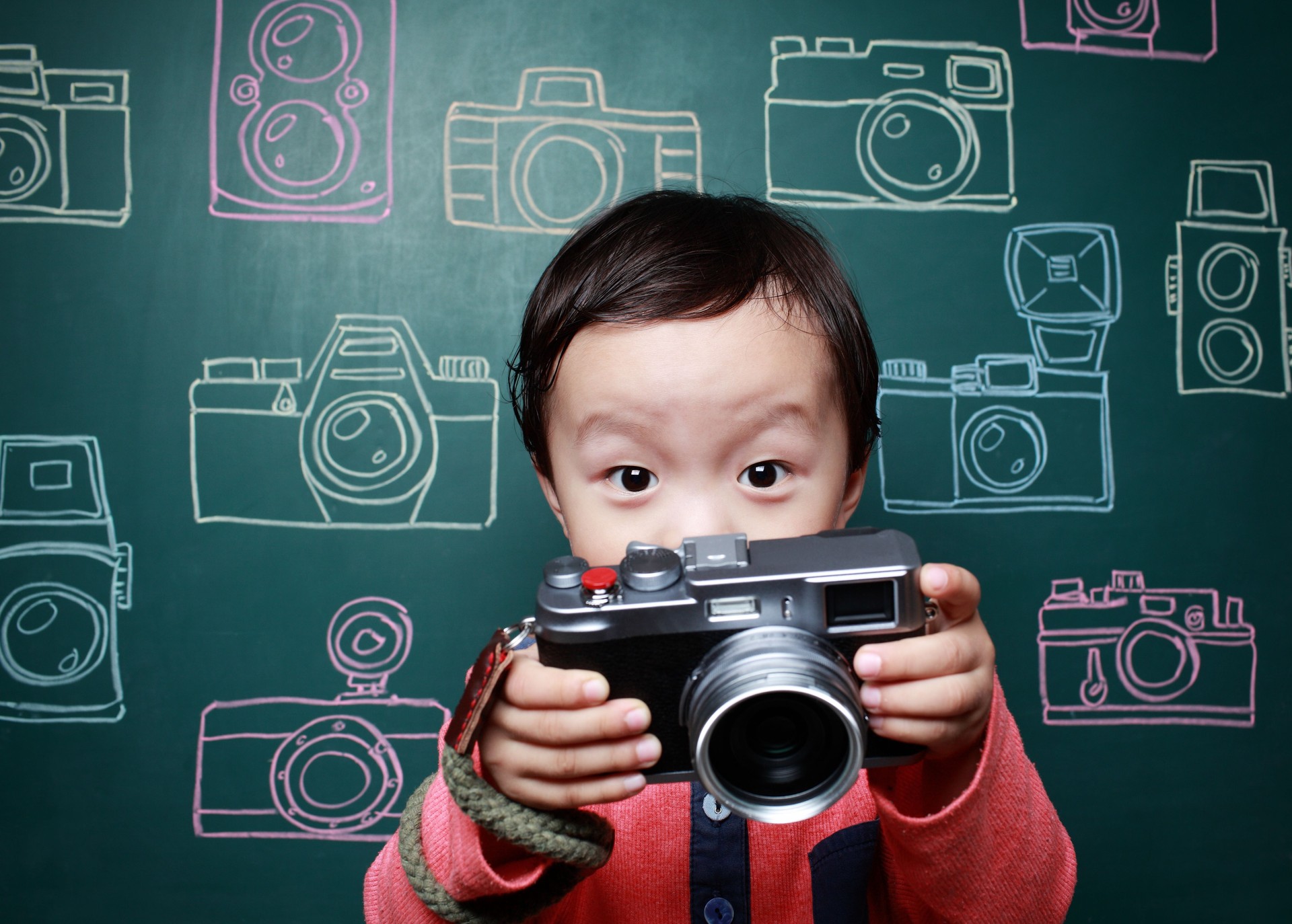 Süßes Kind spielt mit dem Fotografen