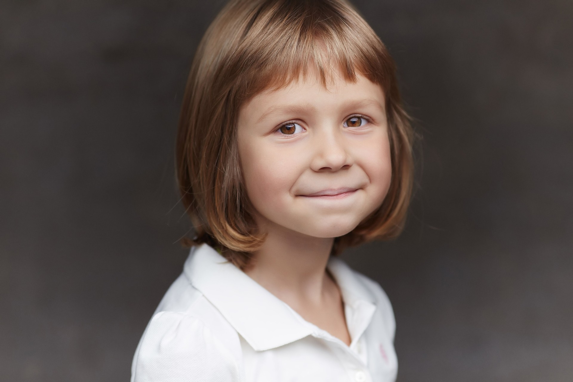 Porträt von niedlichen kleinen Mädchen in einem weißen Hemd.